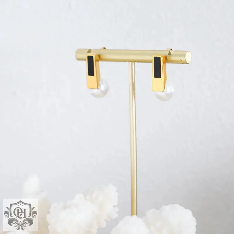 Elegant 18K Gold Pearl Strip Earrings