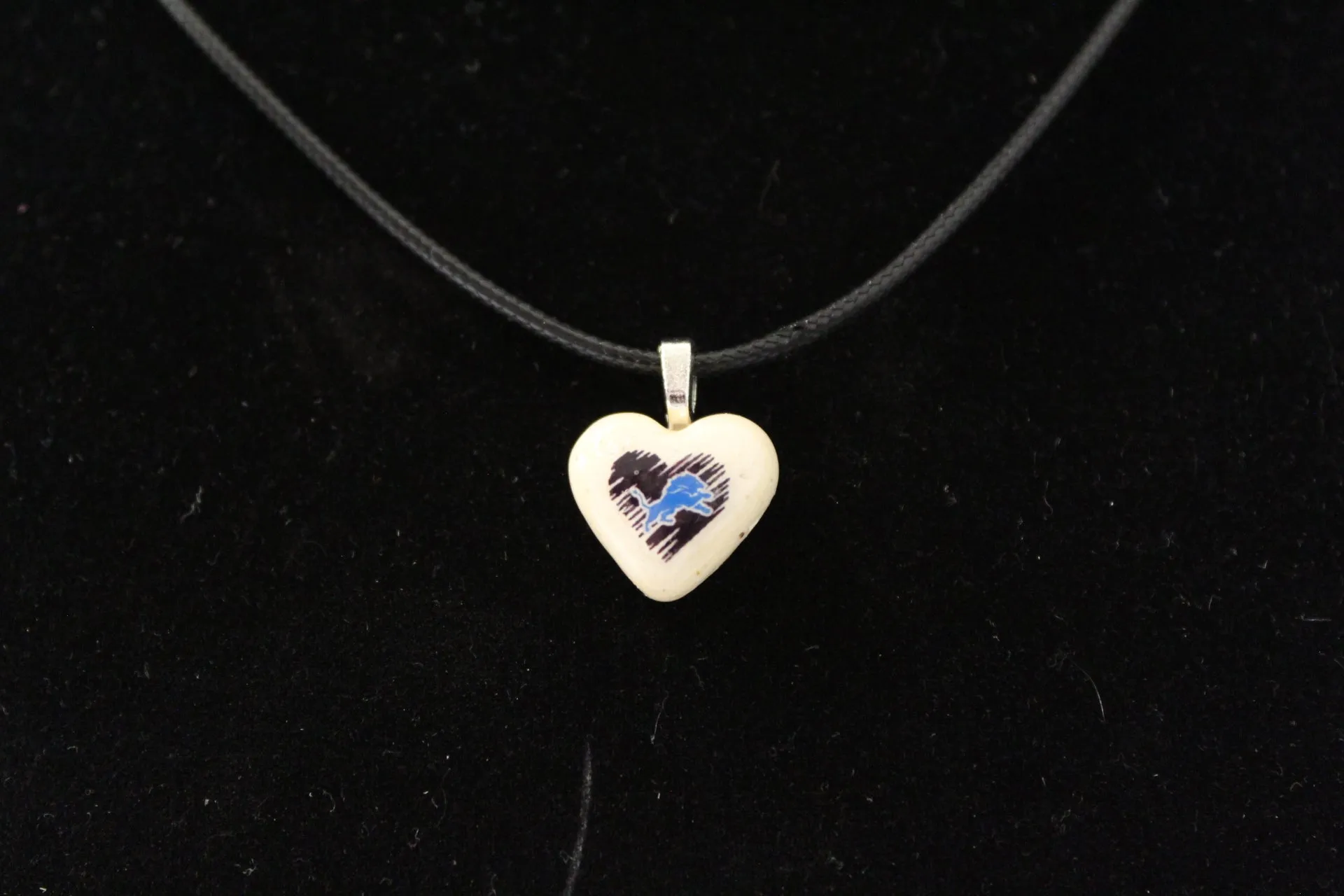 Heart-Shaped Ceramic Pendant with Blue Lion and Black Brushstroke Design