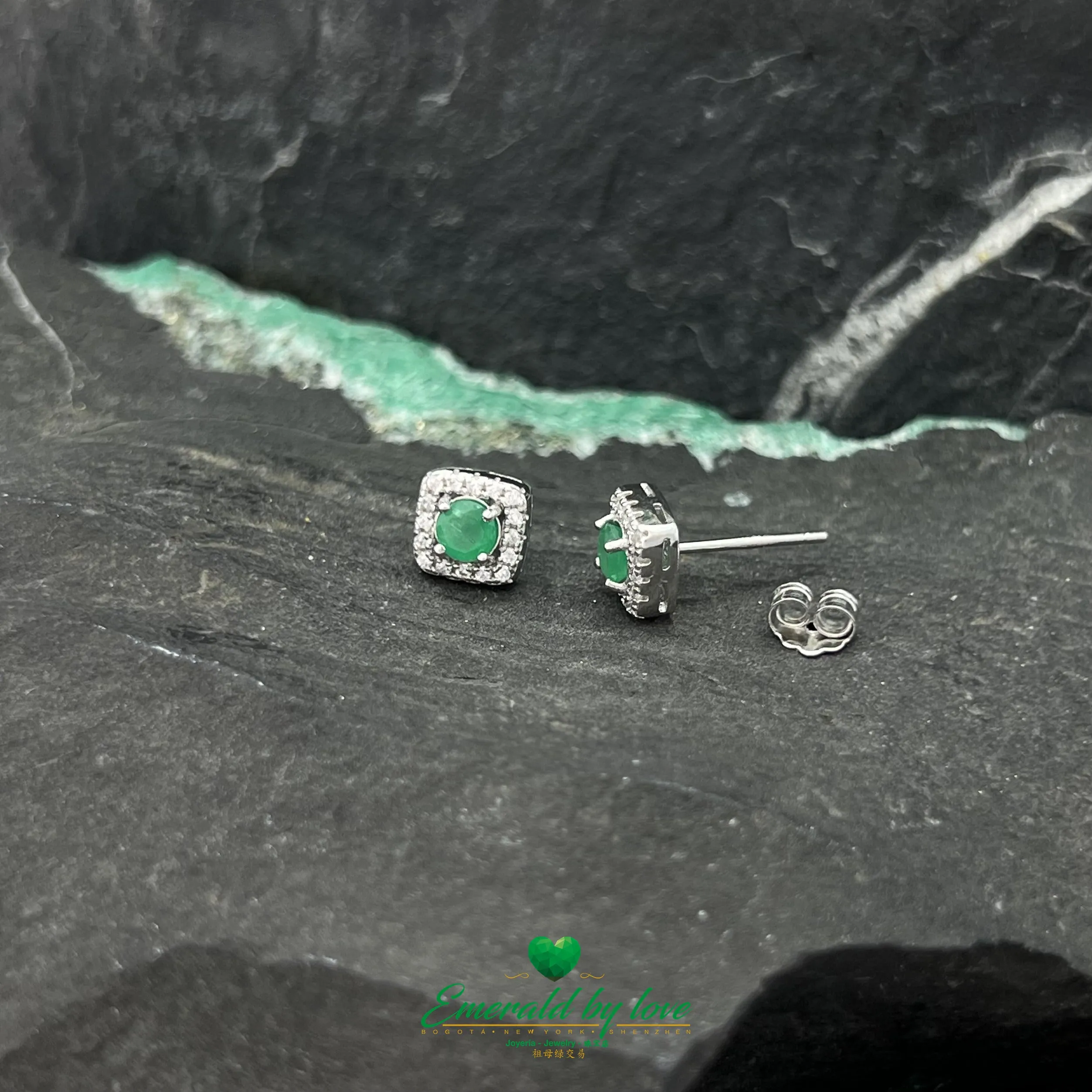 Stylish Medium Square Earrings with Central Round Emerald